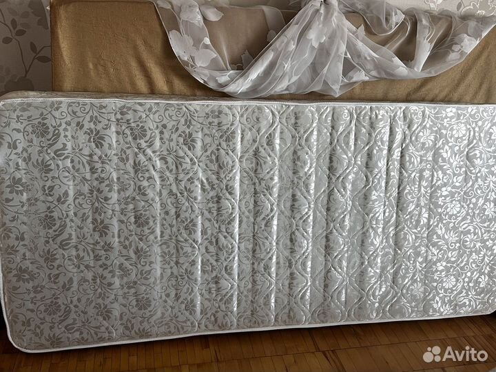 Кровать односпальная с матрасом