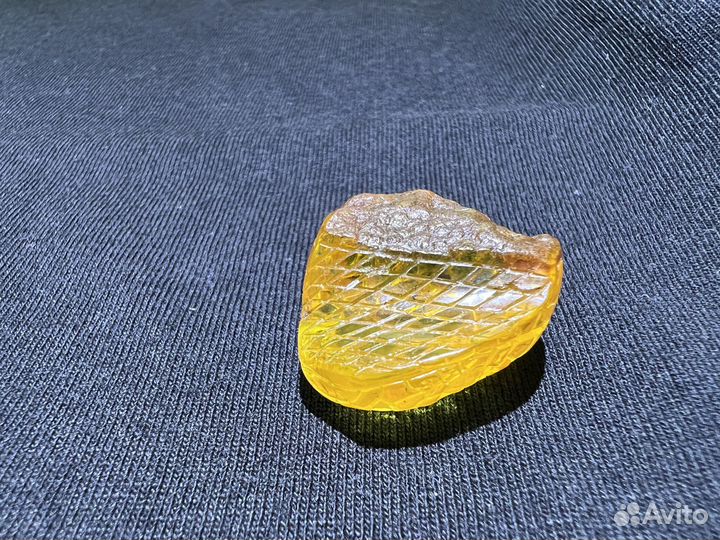 Голова змеи из балтийского янтаря