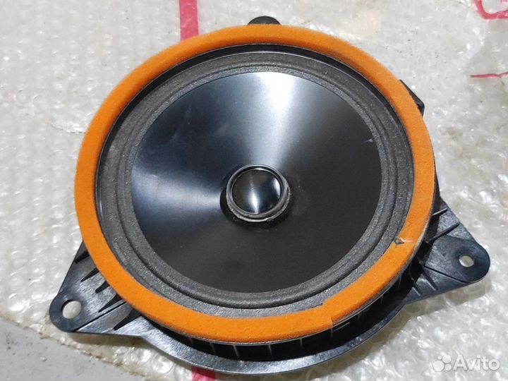 Динамик в дверь задний правый Toyota Camry V70