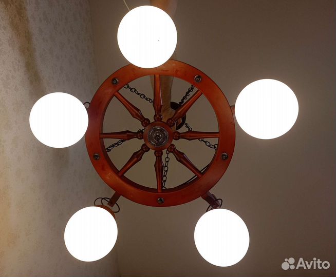 Люстра деревянная подвесная штурвал