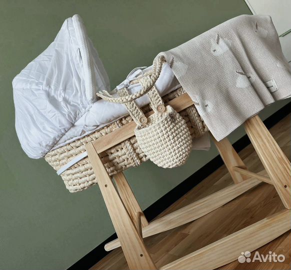 Вязаная подвесная корзина на детскую кроватку