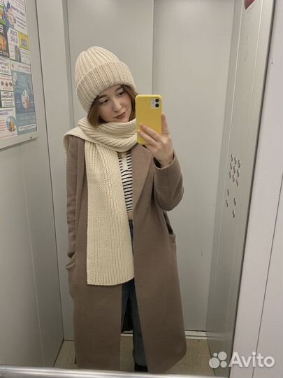 Вязаная шапка и варежки комплект