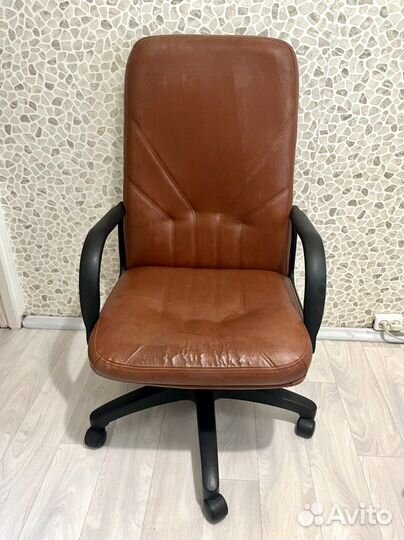 Компьютерное кресло кожаное коричневое