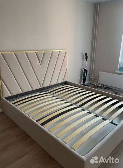 Белая кровать