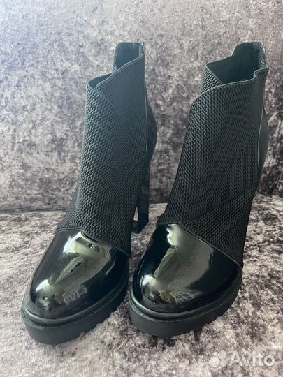 Продам женские ботинки