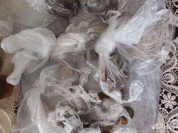 Много разных коллекционных монет и банкнот