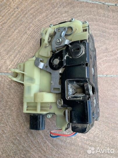 Продам замок от задней правой двери