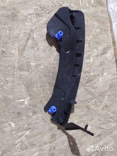 Кронштейн переднего бампера правый Chevrolet Cruze