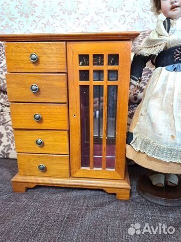 Мебель для антикварной куклы (шкаф для украшений)