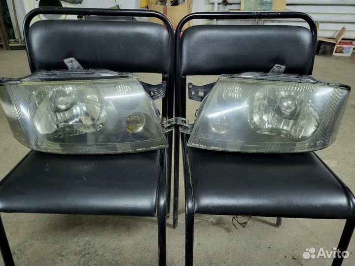 2 фары mitsubishi RVR
