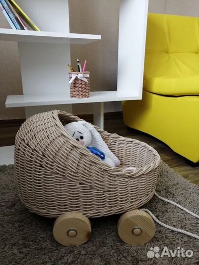 Коляска из бумажной лозы