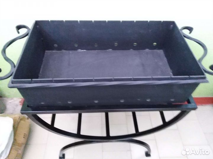 Мангал с кованными ручками и крышкой