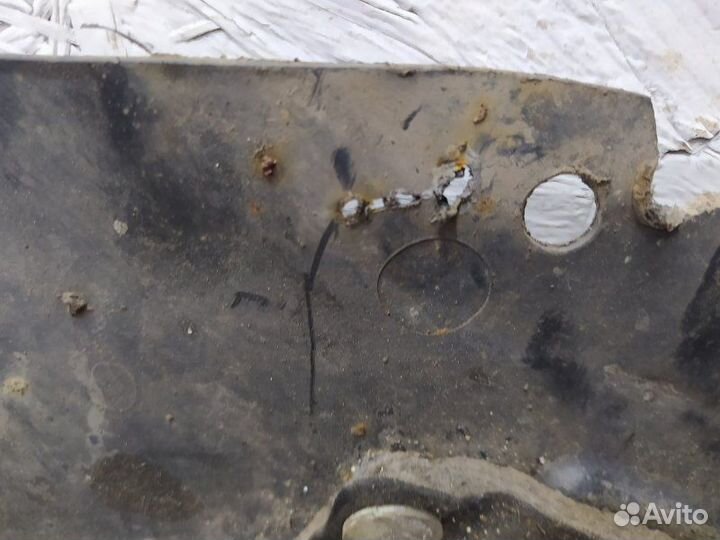 Б/У Б/У Защита двигателя Имеется трещина, дефект