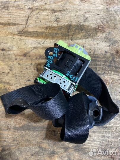 Ремень безопасности левый Mercedes-Benz C-Class