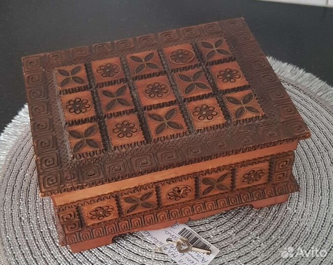 Деревянная шкатулка. Ключница