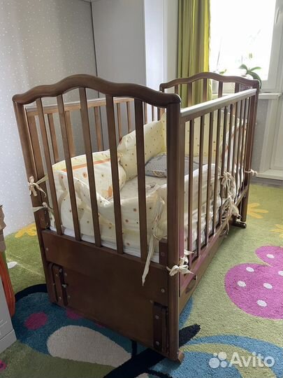 Детская кроватка с маятником и ящиком + матрас