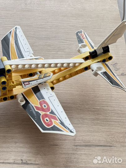 Самолет лего