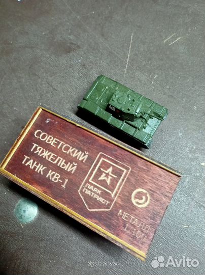 Коллекционная модель советского тяжелого танка кв1