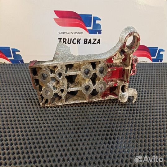 1735003 Кронштейн бампера правый