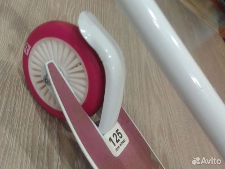 Самокат детский двухколесный бу розово-белый