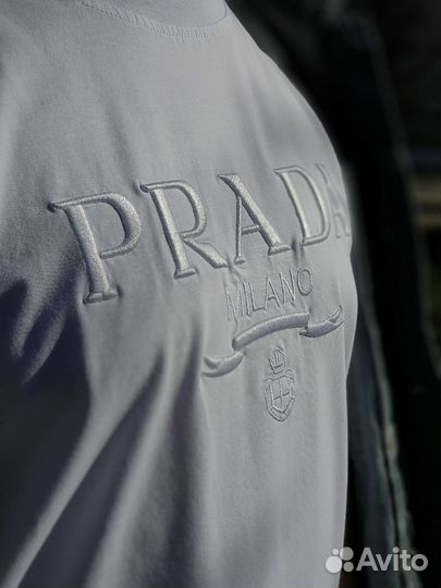 Уникальный стиль с футболкой Prada