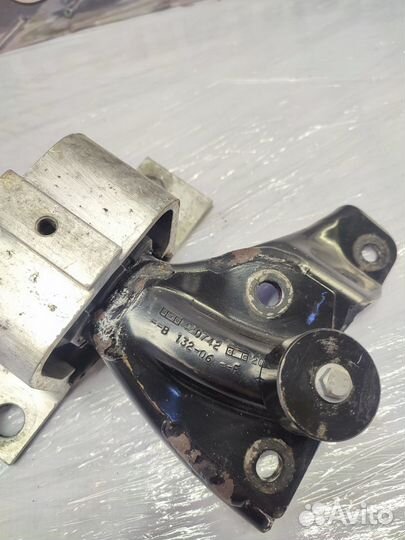 Опора двигателя Renault Logan