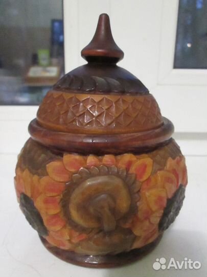 Деревянная круглая резная шкатулка