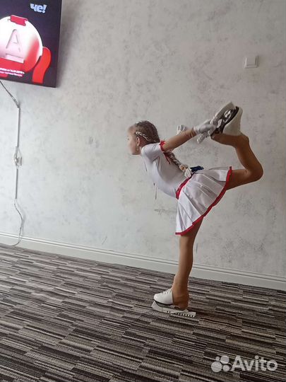 Костюм для фигурного катания. Размер 128-134