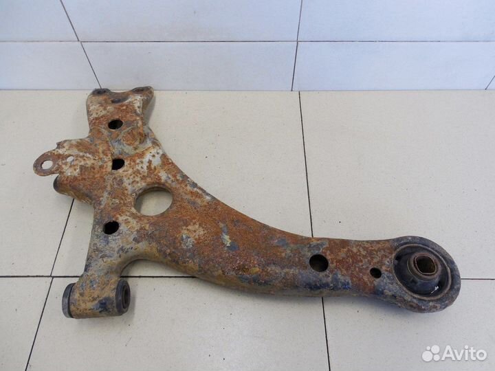 Рычаг передний нижний правый Avensis I 1997-2003