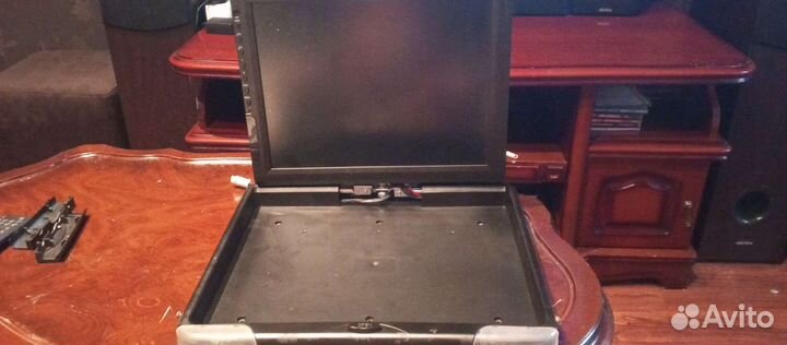 Потолочный монитор в авто