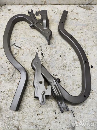 Оригинал Петля крышки багажника прав лев Kia Rio 4