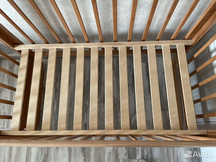 Детская кроватка с маятником