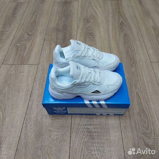 Кроссовки Adidas белые