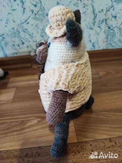 Вязаная игрушка котик