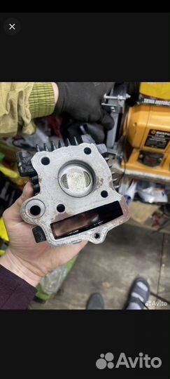 Головка и цилиндр с поршнем для альфы и дельты