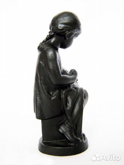 Девочка вышивает Касли 1963г Каслинское литье СССР