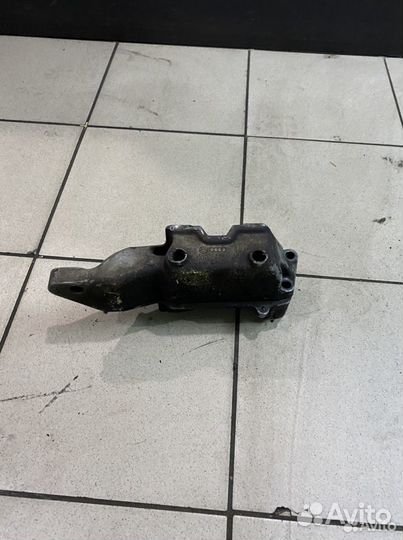 Кронштейн двигателя правый VW Golf 4