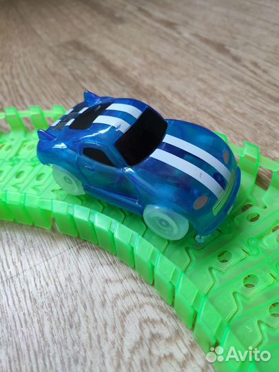 Гибкий трек с машинкой