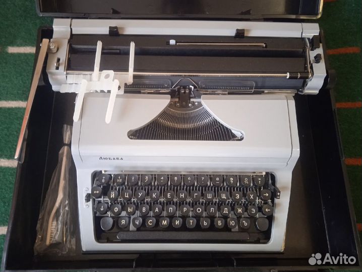 Печатная машинка любава, русский шрифт, винтаж