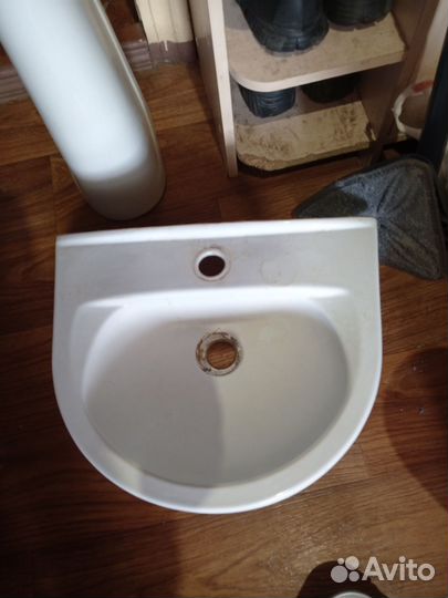 Раковина с пьедесталом бу маленькая