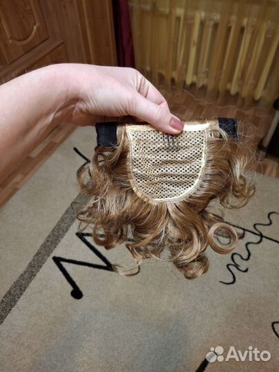 Волосы на заколках русые