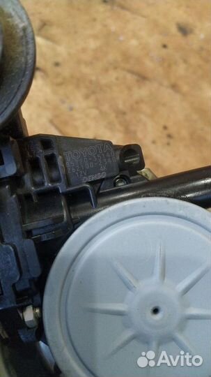 Стеклоподъемник передний левый Toyota Vitz 2005-2