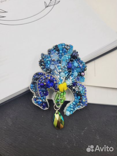 Брошь ручной работы из бисера