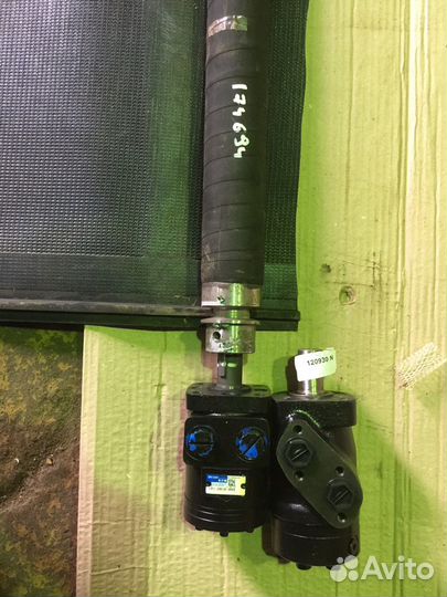 Гидромотор привода ленты на Macdon