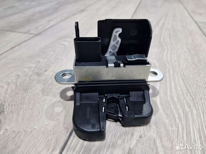 Замок багажника VW Golf 5/6, Passat B6 1K6827505C