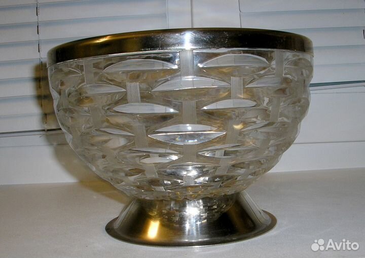 Ваза хрустальная на ножке из мельхиора