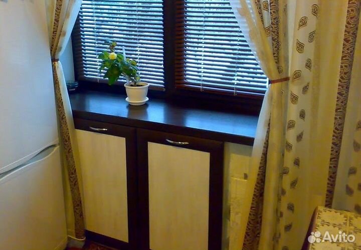 Холодильник под окном