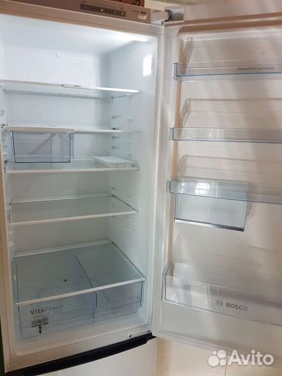 Холодильник Bosch Serie 4 NatureCool KGV39XW22R