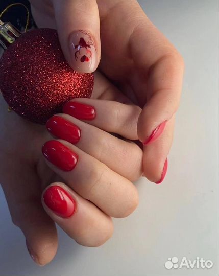 Мастер маникюра и педикюра в салоне