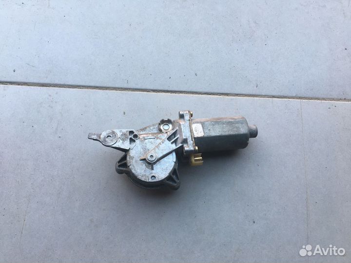 Моторчик стеклоподъемника задний прав meredes W202